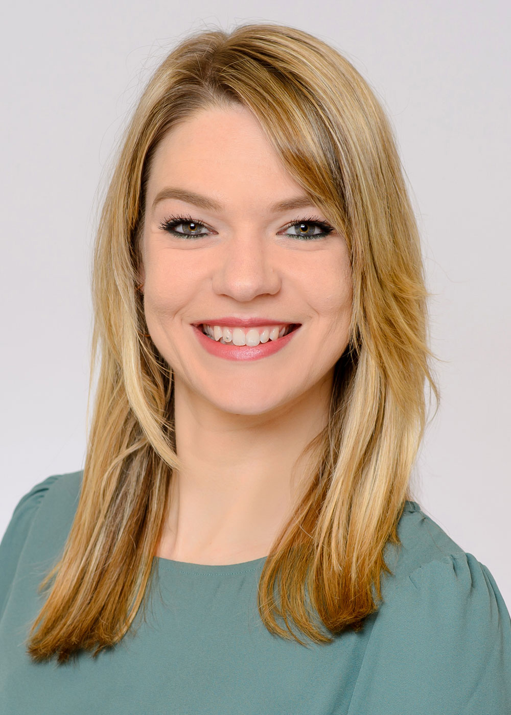 Ich bin Amelie Schorsch. Beraterin, Coach, Trainerin, MS-Betroffene seit meiner Jugend – und überzeugt davon, dass Lebensqualität und Teilhabe immer möglich sind. Meine eigene Geschichte hat mir gezeigt: Grenzen sind nicht das Ende, sondern der Anfang von neuen Wegen.